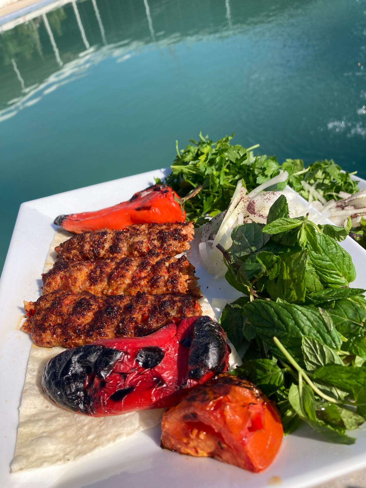 Adana kebabı (tek şiş)